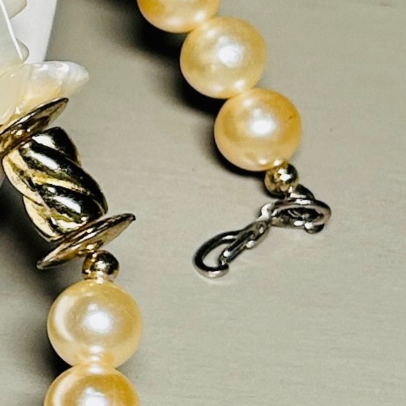 Vintage Beautiful Mother of Pearl Carved Leaf pendant necklace - Picture 16 of 16